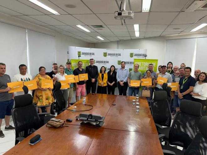 Mais 21 famílias recebem títulos de regularização de propriedades