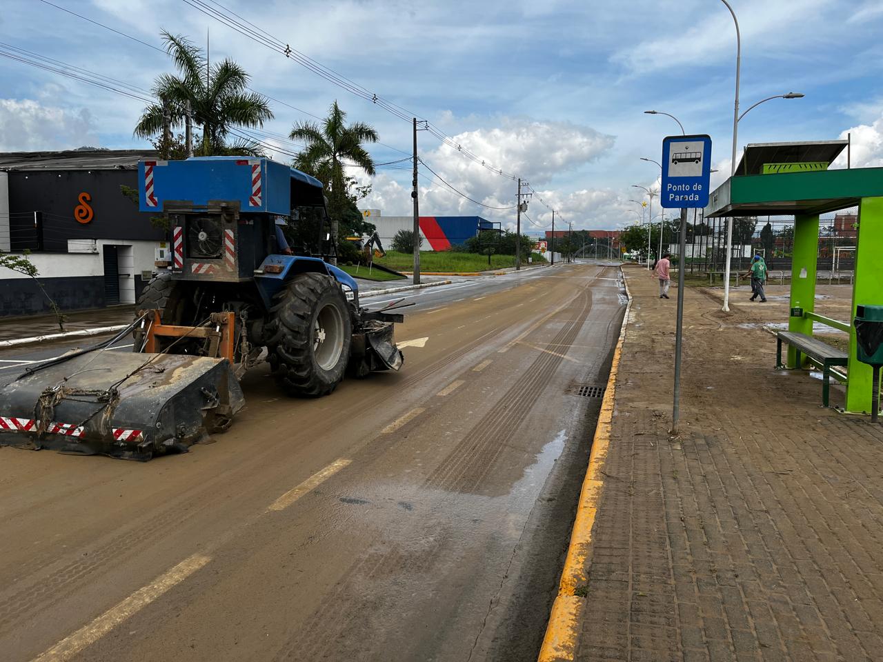 Prefeitura realiza limpeza do Parque Linear Via Verde pós-enchente