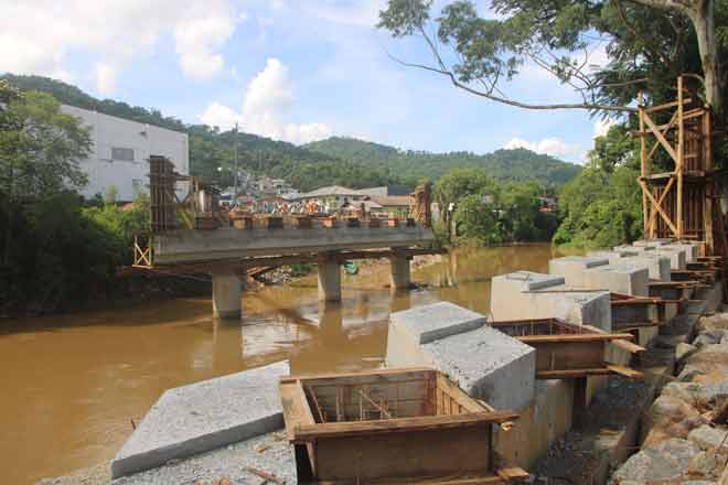 Obras da nova ponte sobre o rio Jaraguá seguem o cronograma