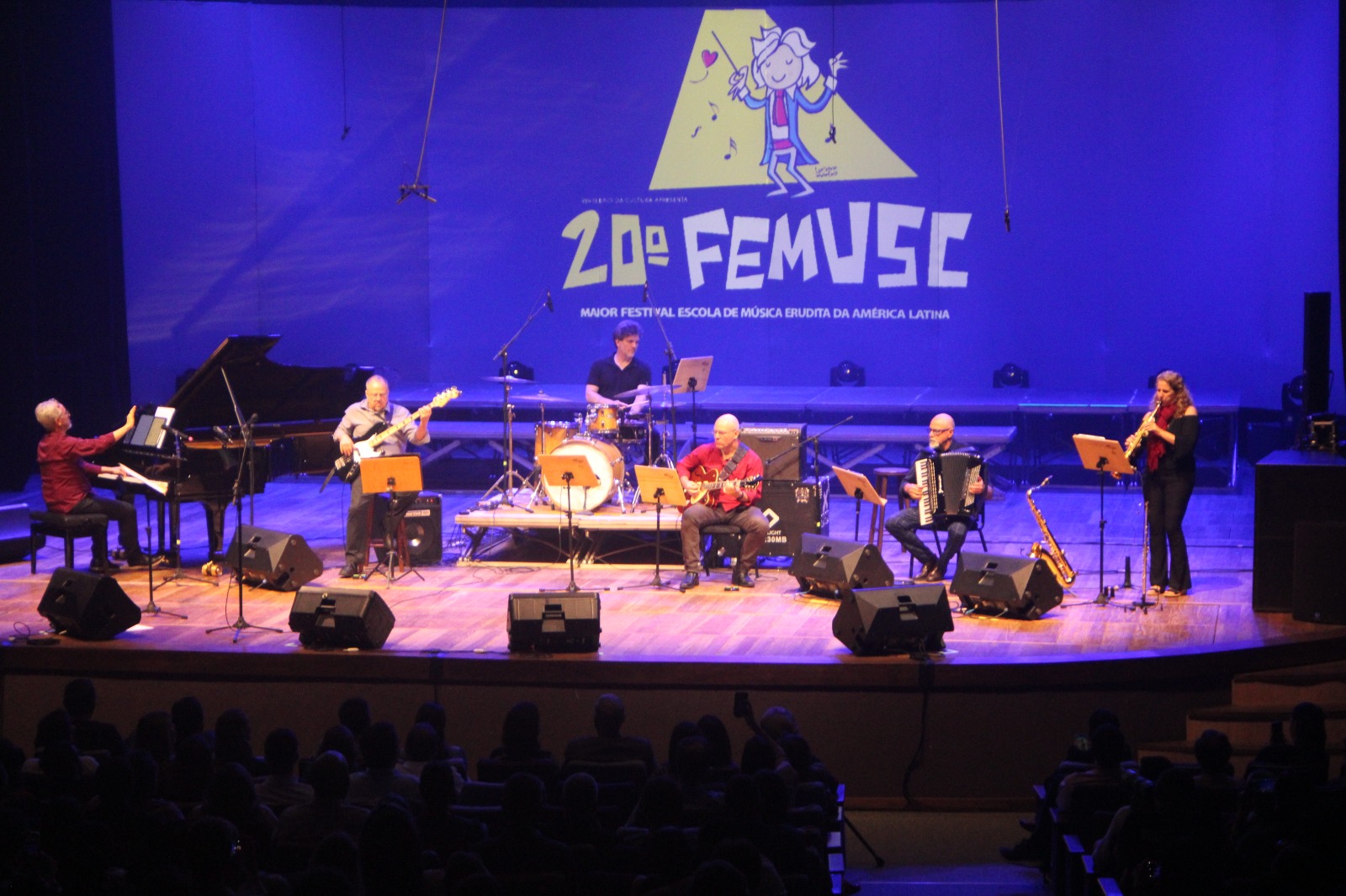 Obra espanhola “En Aranjuez con tu amor”, apresentação de ritmos africanos e homenagem a Elis Regina marcaram a abertura do FEMUSC 2025