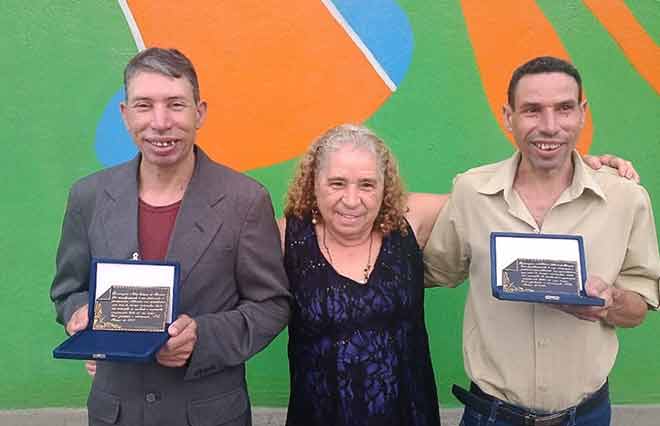 Apae Homenageia Irmãos por Trajetória de Inclusão e Trabalho