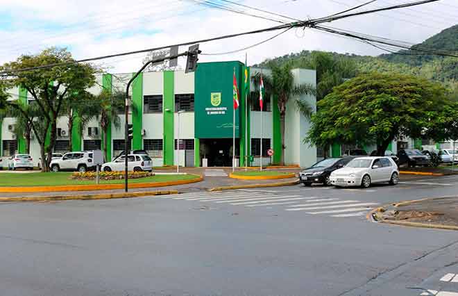 Servidores municipais recebem revisão salarial