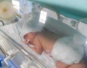 Bebês da UTI Neonatal ganham roupinhas de coelhinho em gesto emocionante