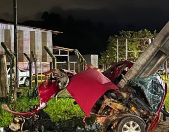 Carro fica destruído em grave acidente, mas motorista desaparece