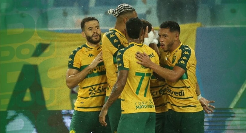 Flamengo goleia o Corinthians e lidera o Brasileirão Flamengo goleia o Corinthians e lidera o Brasileirão