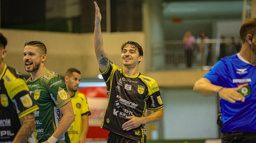 Futsal: Ruan faz hat-trick e Jaraguá goleia Florianópolis pela Série Ouro