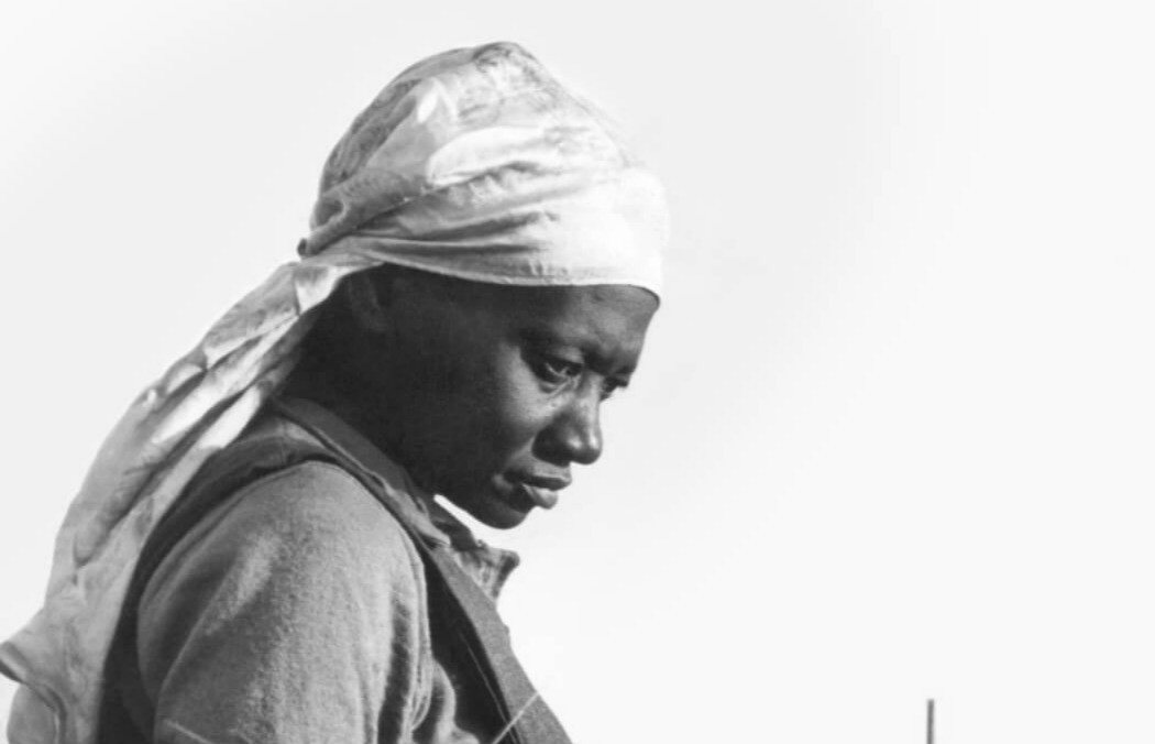 Retrato da escritora Carolina Maria de Jesus, homenageada em projeto cultural de Jaraguá do Sul voltado à valorização da literatura negra.