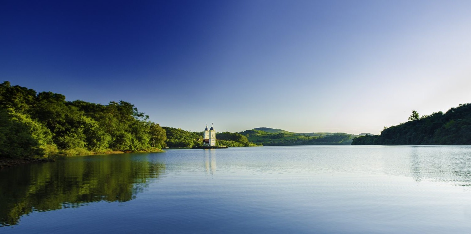 Torres da antiga igreja matriz de Itá cercadas pela água do lago da usina