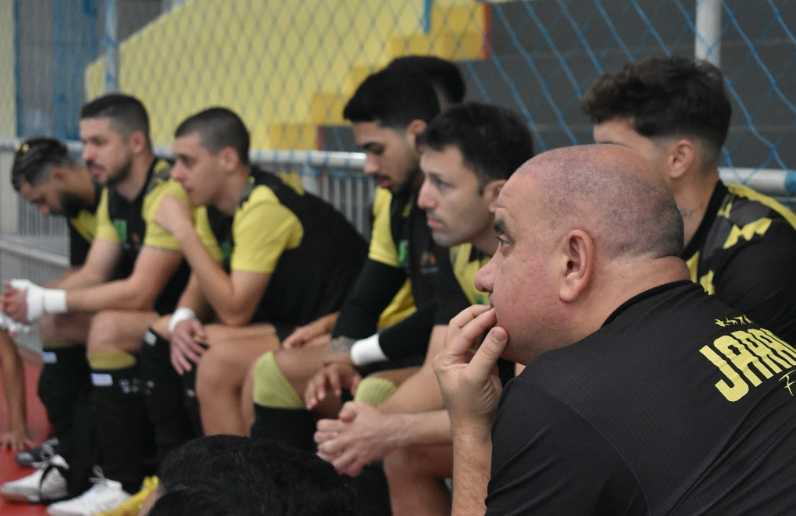 Jogadores do Jaraguá Futsal atentos durante orientação técnica antes da Taça Brasil em Maceió