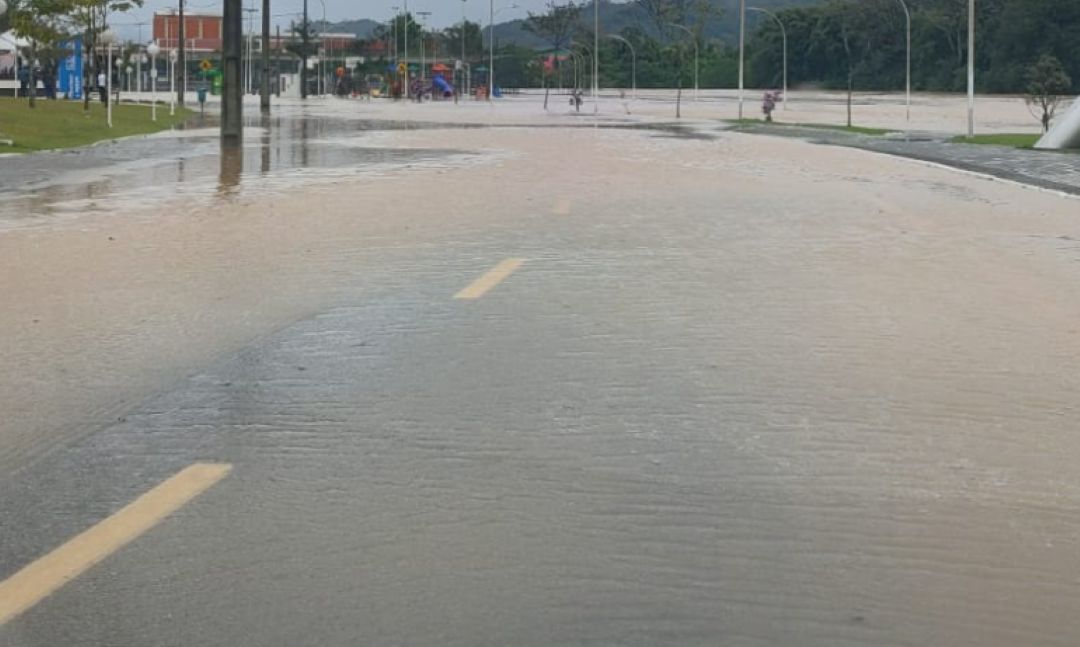 Rua alagada em Jaraguá do Sul