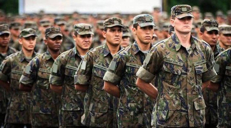 Jovens recrutas do Exército Brasileiro perfilados durante cerimônia oficial
