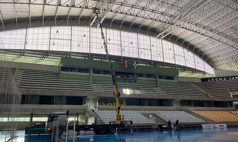 Poliesportivo: Arena Jaraguá realiza troca de iluminação tradicional por LEDs