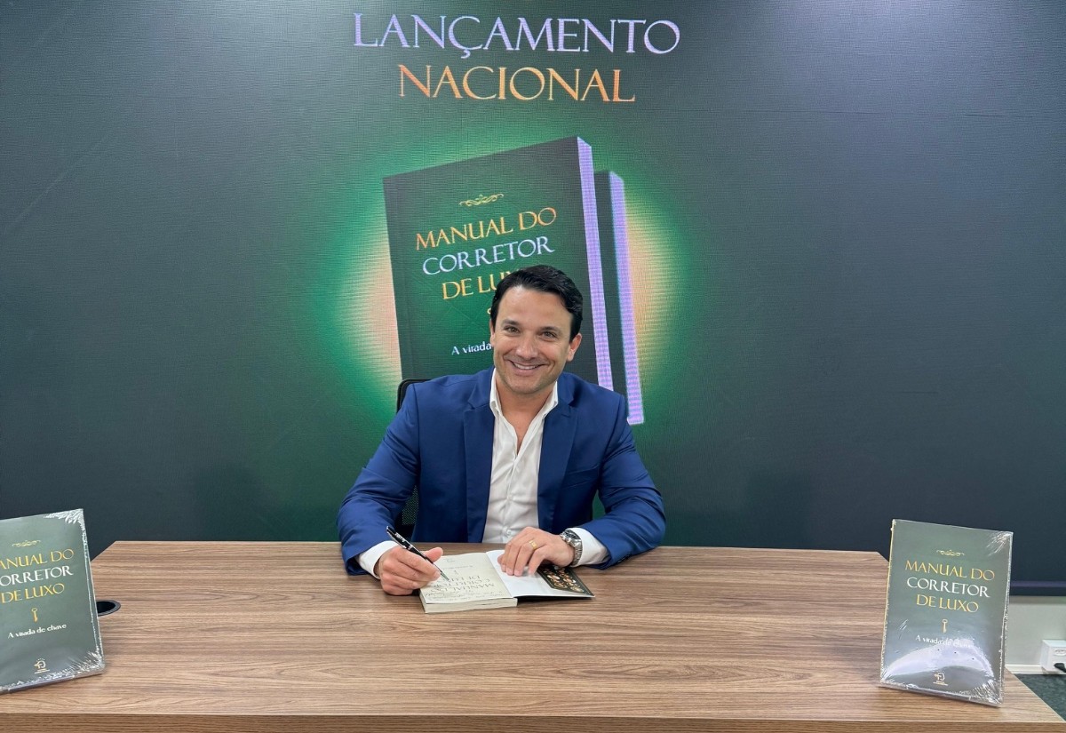 Luiz Sérgio de Assis Pereira Júnior autografando livro Manual do Corretor de Luxo durante lançamento nacional