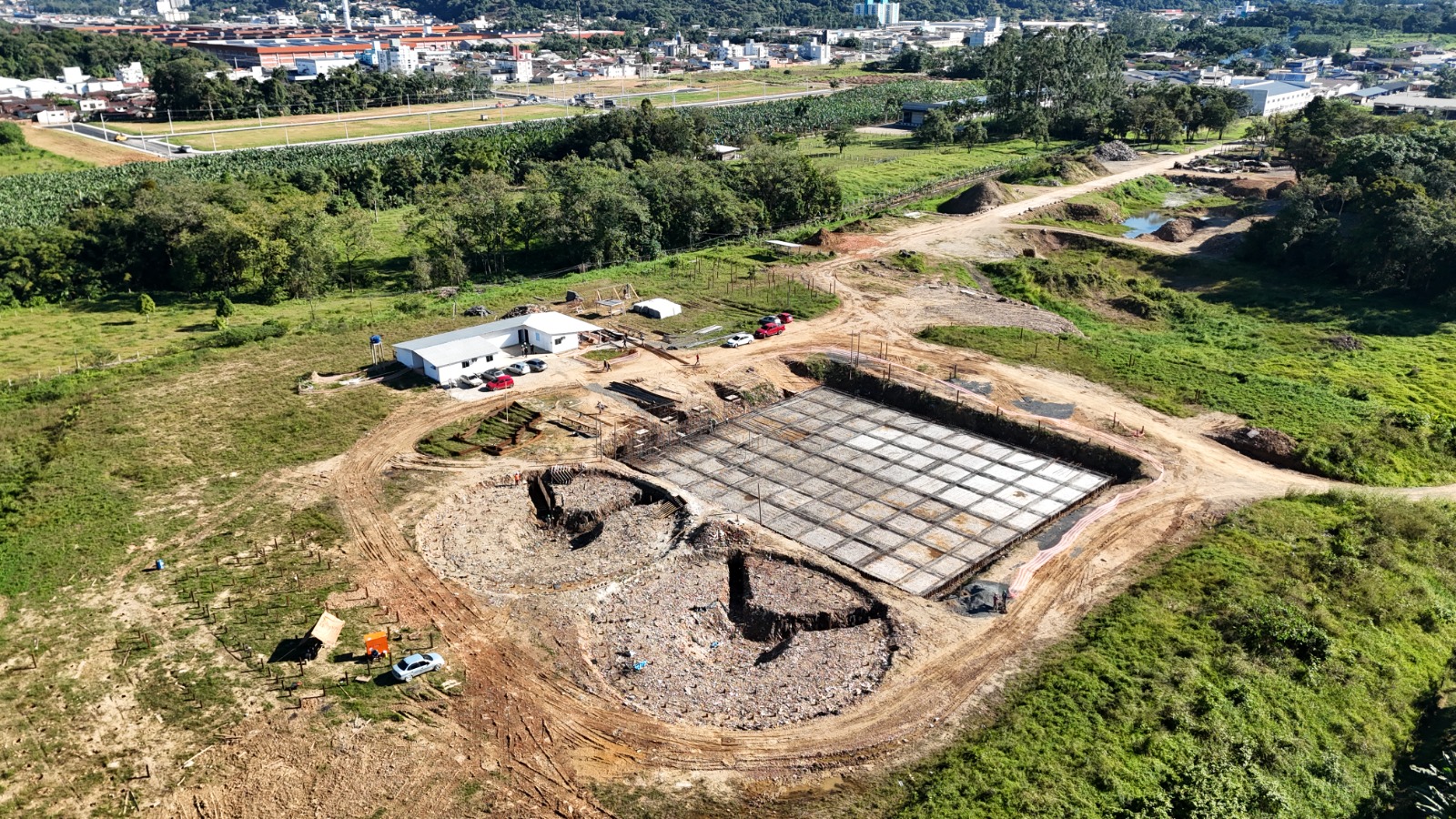 Vista aérea das obras da Estação de Tratamento de Esgoto (ETE Centenário), em andamento no bairro Centenário, em Jaraguá do Sul.