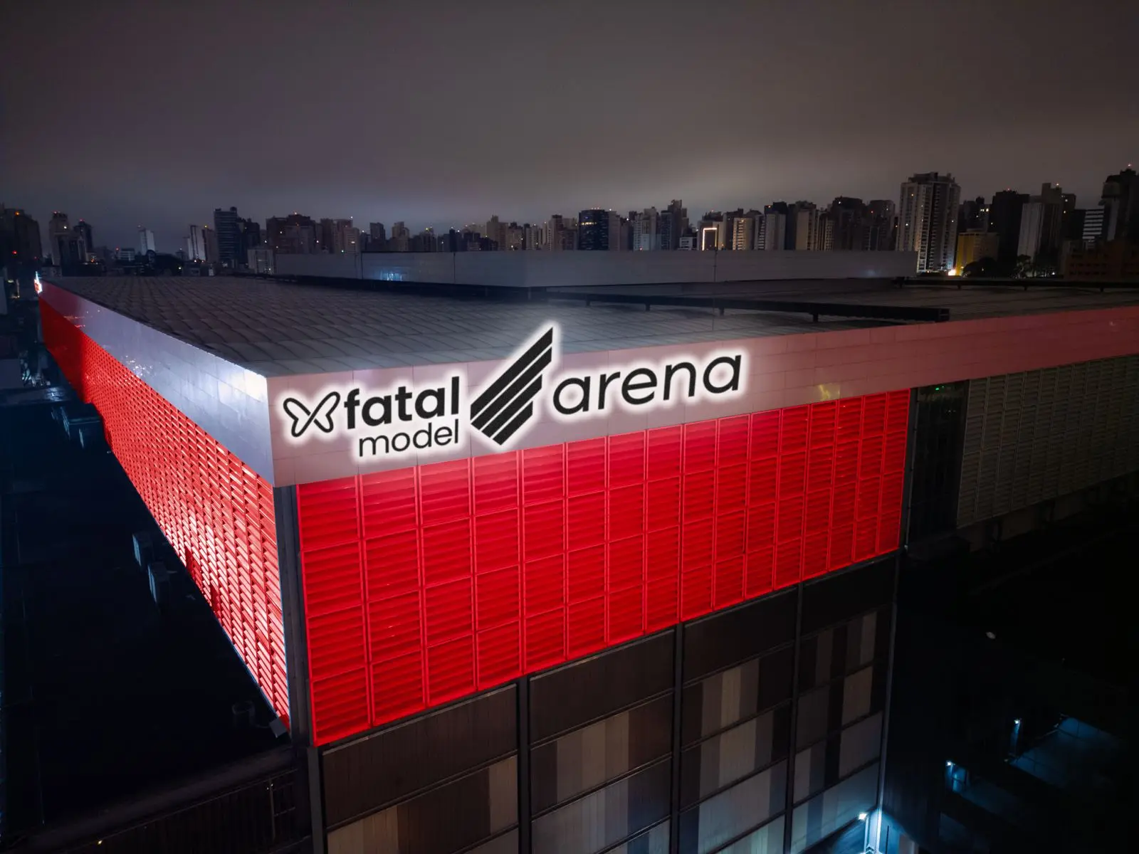 Fachada iluminada da Arena da Baixada com o nome Fatal Model Arena em destaque
