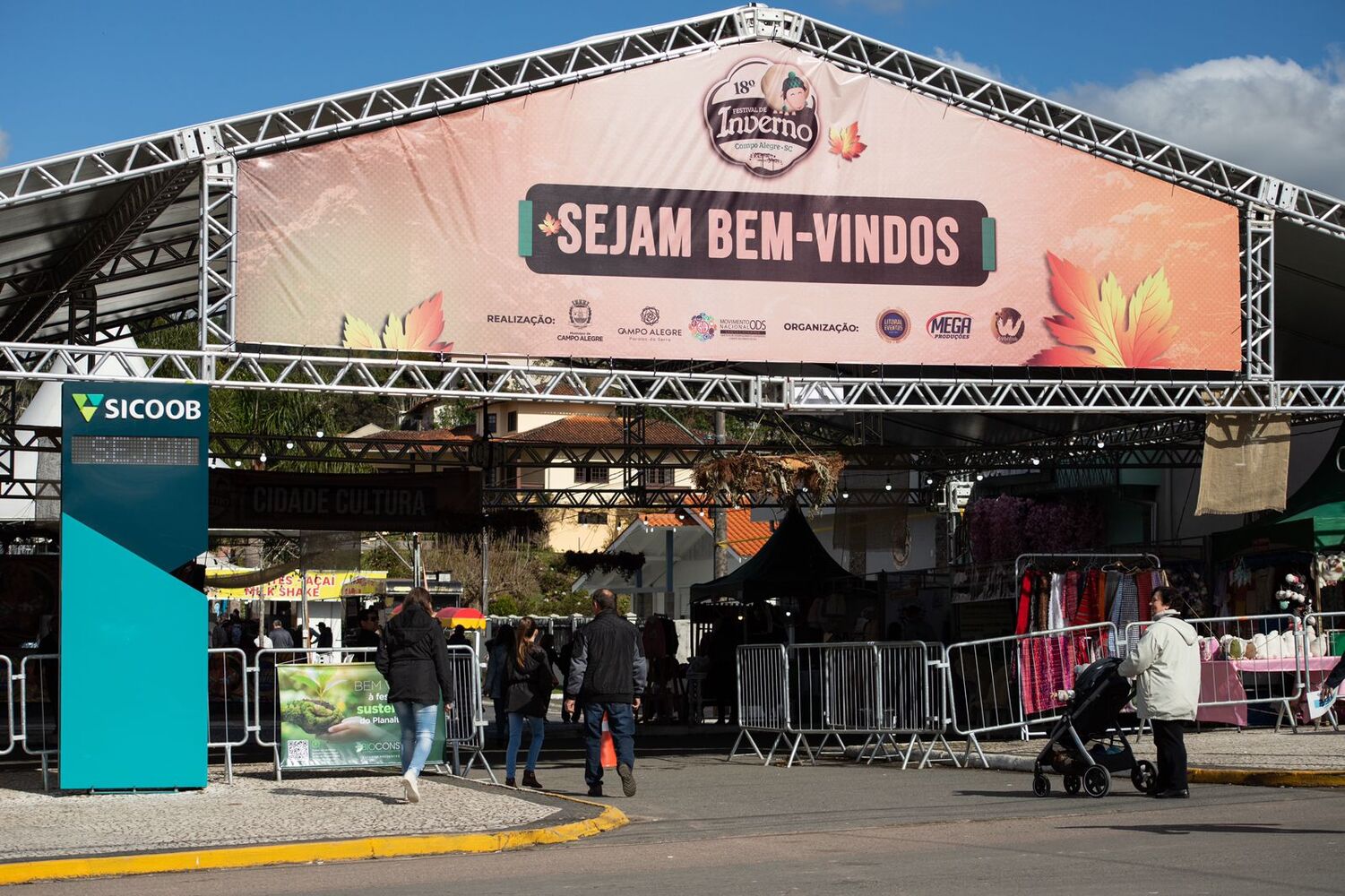 Entrada do Festival de Inverno de Campo Alegre com estrutura coberta e banner de boas-vindas