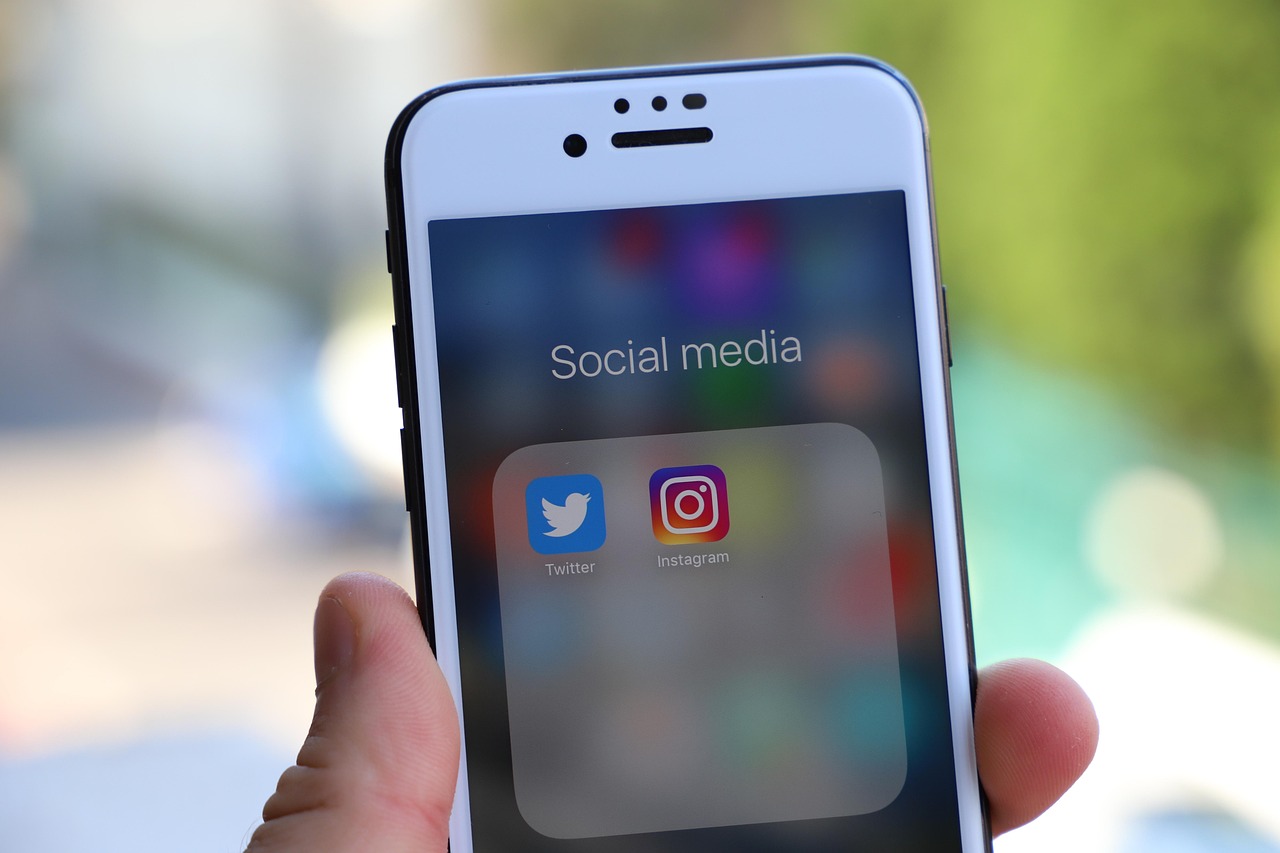 Pessoa com celular exibindo tela de login do Instagram, relacionado à nova classificação indicativa para maiores de 16 anos.