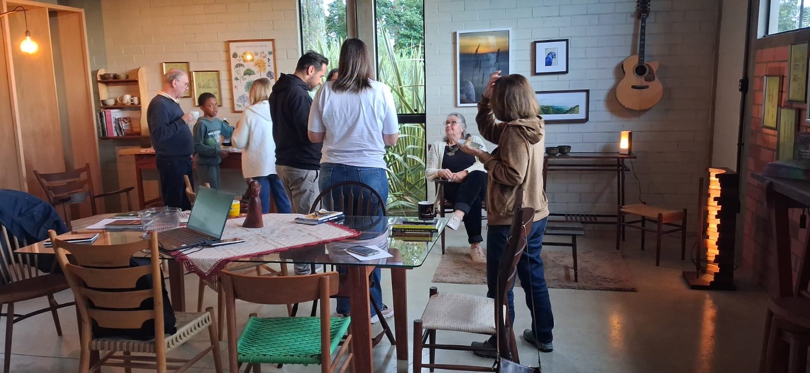 Grupo de pessoas em roda de conversa no espaço cultural Feitos no Bosque, em Campo Alegre