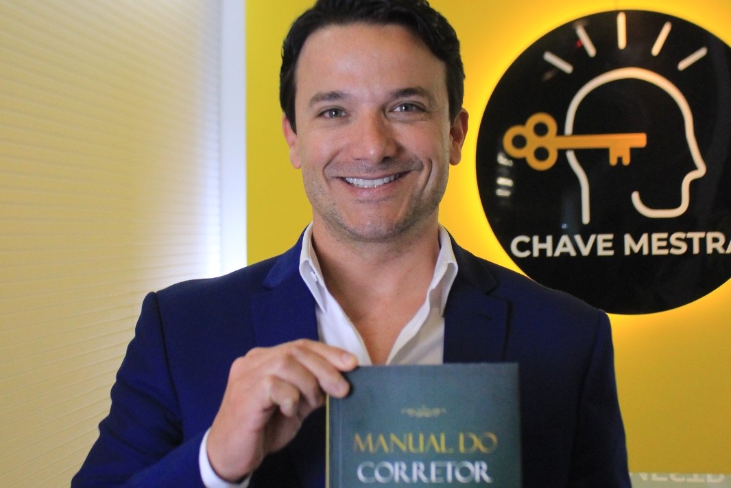 Livro lançado por jaraguaense terá renda revertida à Casa São José; saiba como ajudar!