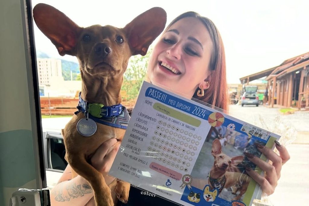 Manteiga recebendo diploma da creche