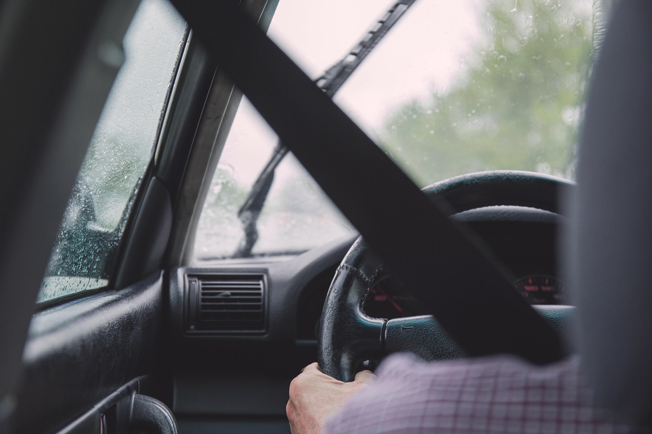 Motorista dirigindo um carro
