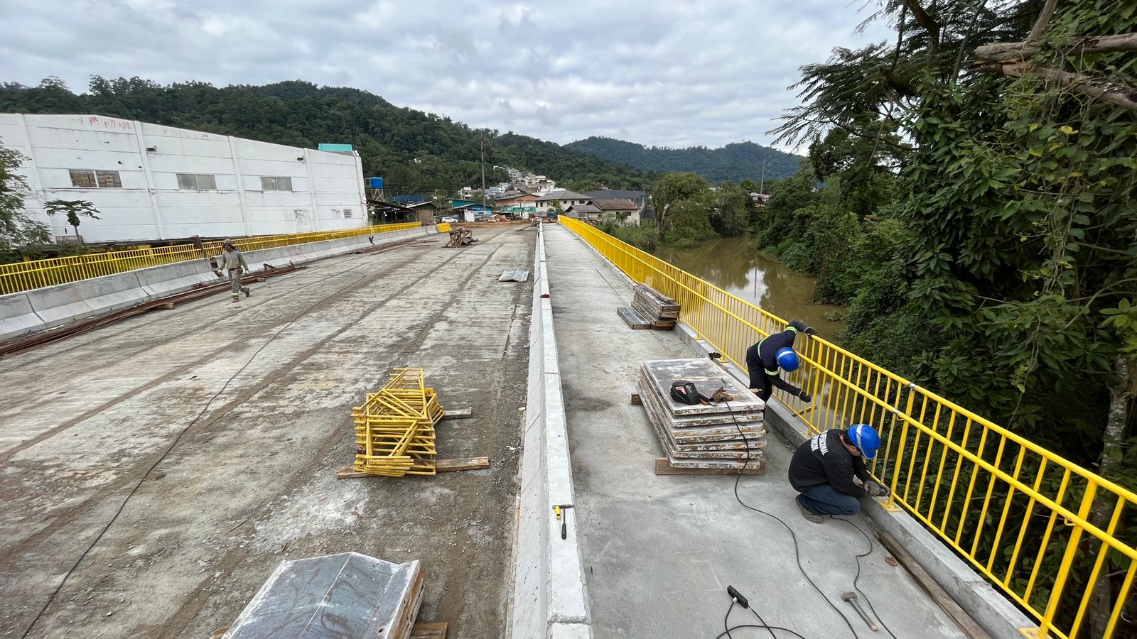 Obra da Ponte do Brasão e trabalhadores em atividade