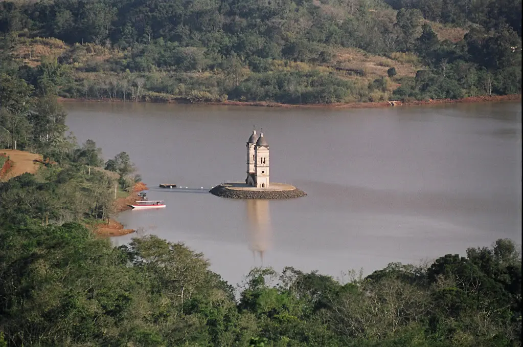 Vista aérea das torres da antiga Igreja Matriz de São Pedro no meio do lago formado pela usina hidrelétrica de Itá