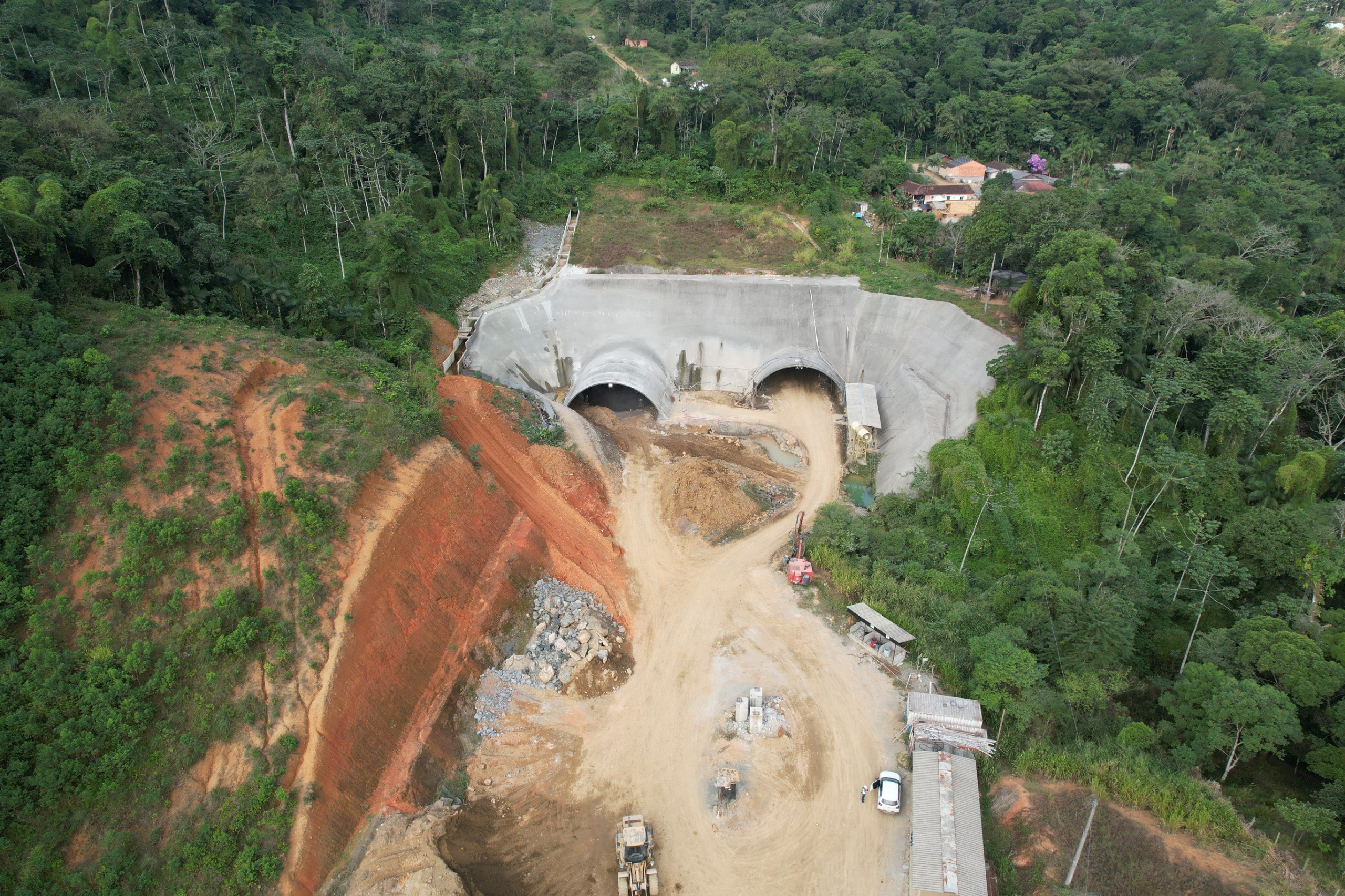Vista aérea do Túnel do Vieira, em Jaraguá do Sul, com escavações finalizadas e obras em andamento