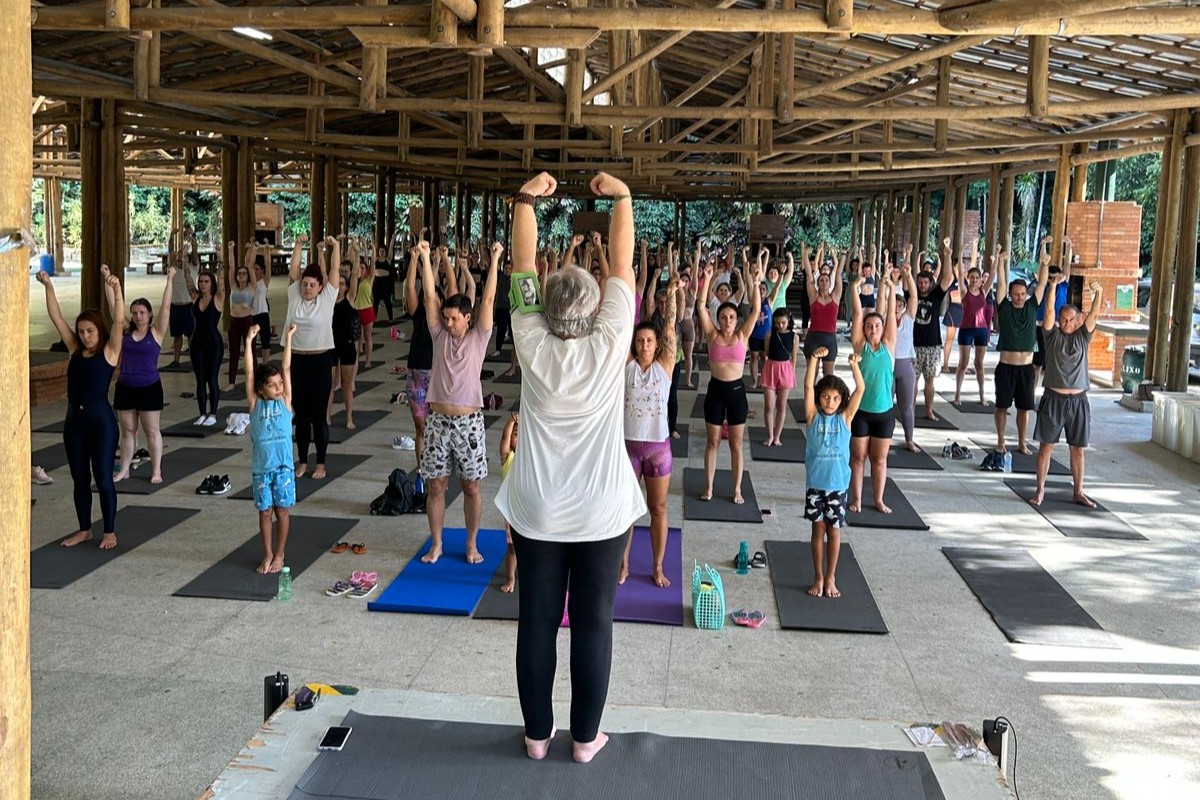 Aula de Yoga no Parque Malwee reúne participantes de todas as idades em Jaraguá do Sul