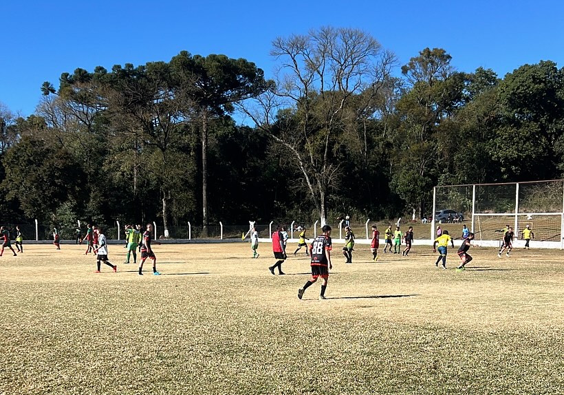 Já viu isso? Jogo de futebol com 88 pessoas ao mesmo tempo chama a atenção em SC