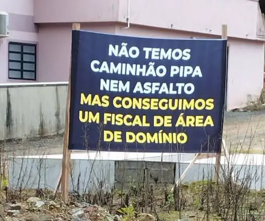 População protesta contra abandono da SC-414 em Massaranduba; Estado remove placa e moradores reagem com novas faixas