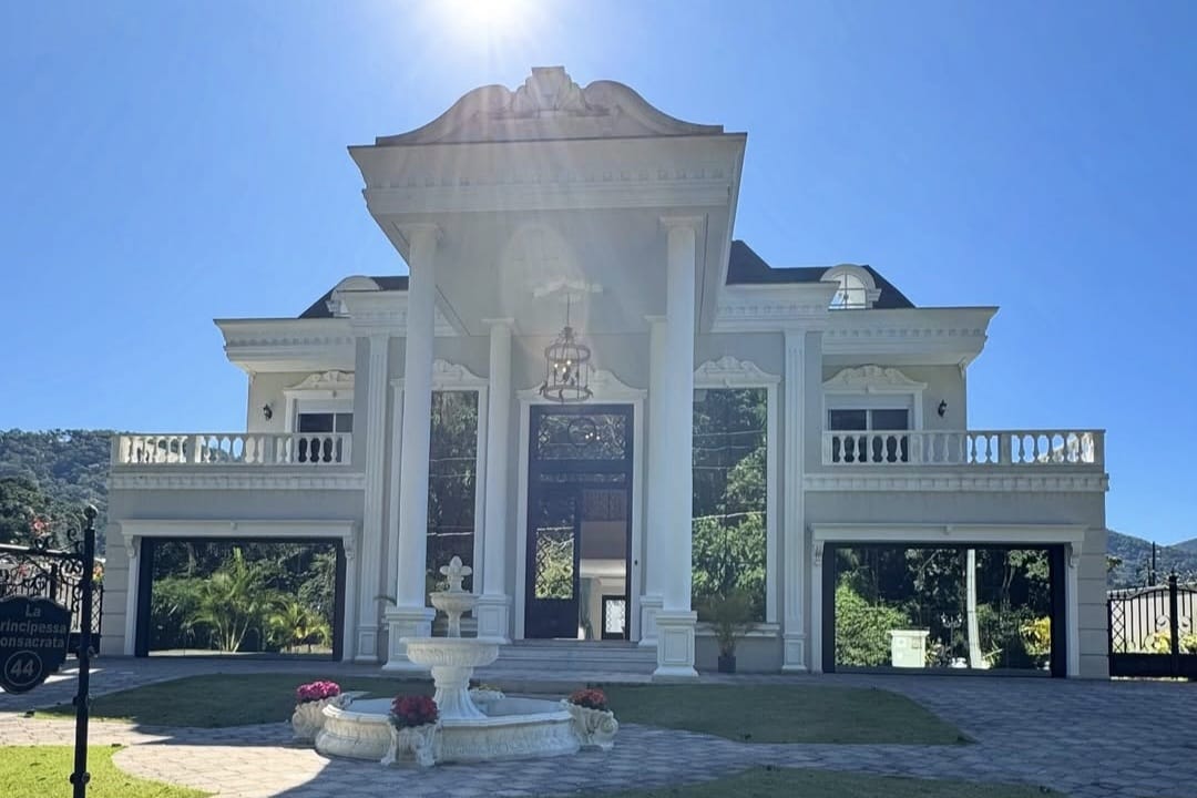 FOTOS: Mansão de R$ 21 milhões em SC tem móveis folheados a ouro