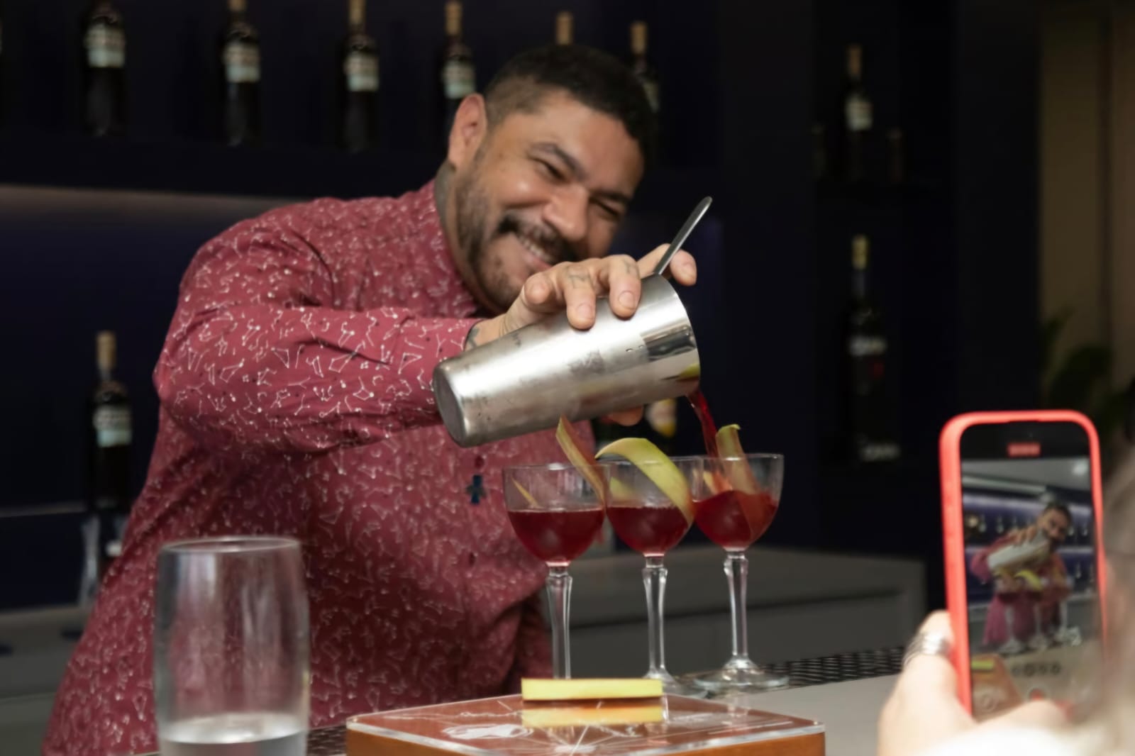 Drink com sabores de SC leva bartender à final de competição brasileira; veja detalhes!