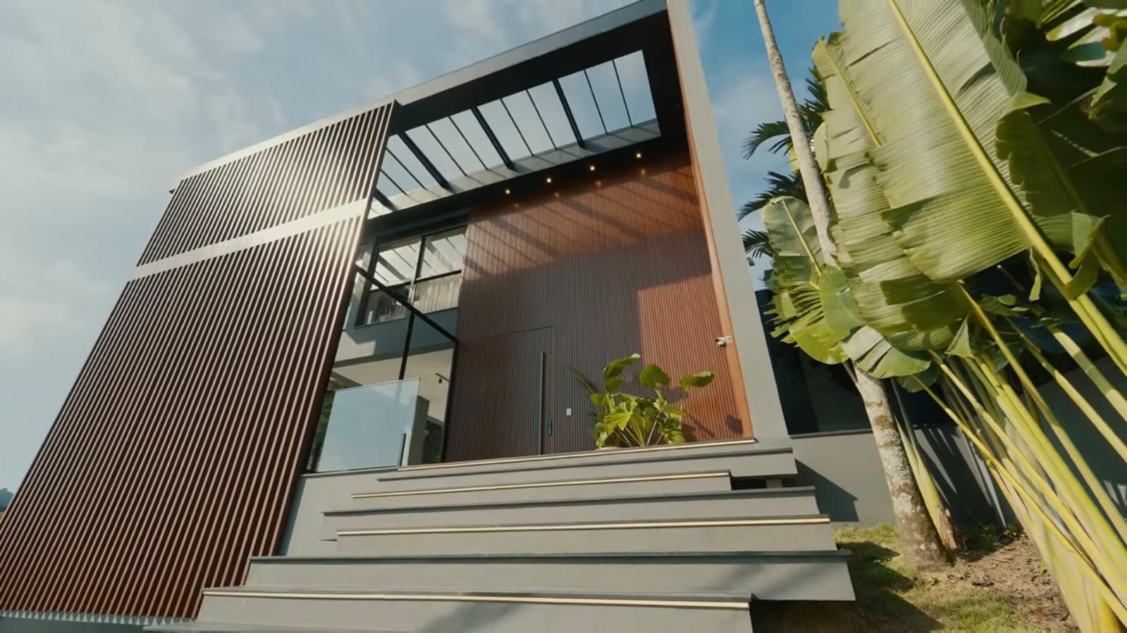 Triplex de R$ 28 milhões é o mais luxuoso de Balneário Camboriú; veja vídeo!
