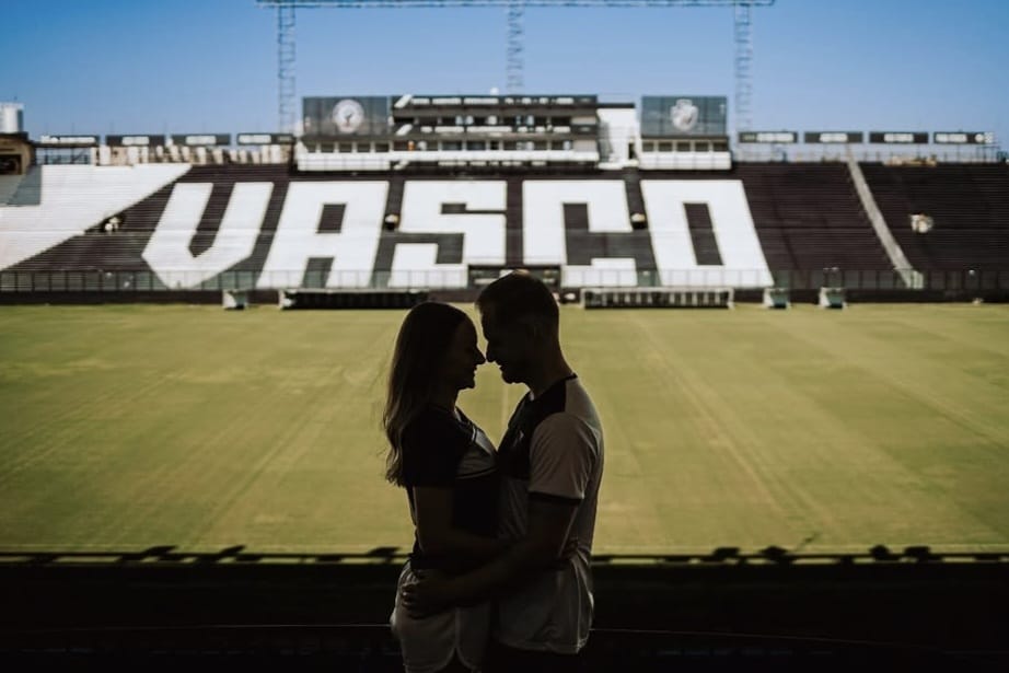 Torcedor de Jaraguá surpreende com pedido de casamento no estádio do Vasco; confira!