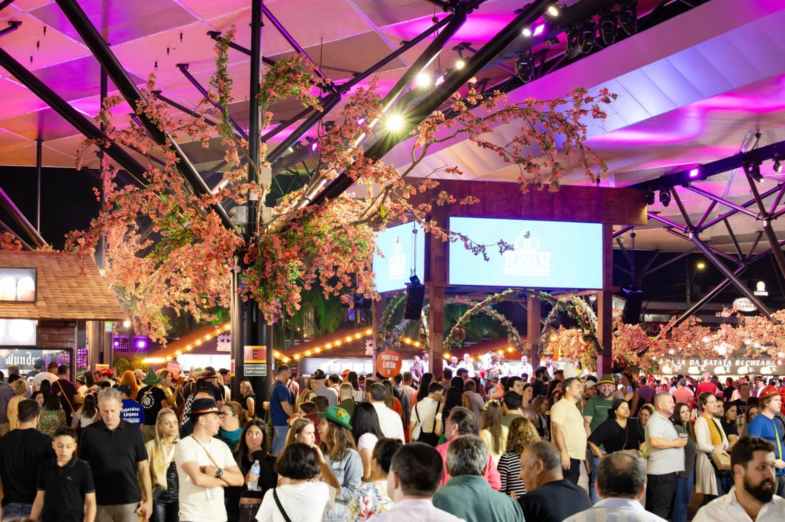 Já pensou em trabalhar na Oktoberfest Blumenau? Inscrições abrem em setembro