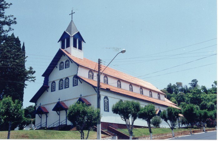 Uma joia no Oeste de SC: conheça a maior igreja de madeira do Brasil