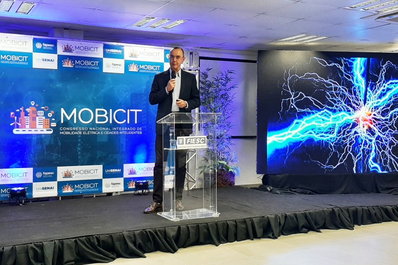 Valter Knihs, diretor da WEG, faz palestra magna no 3º Mobicit em Jaraguá do Sul