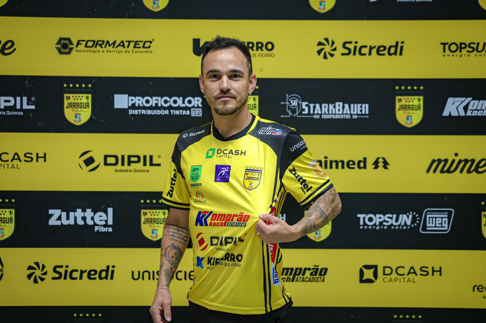 Ala Bruno é apresentado no Jaraguá Futsal e mira estreia no clássico contra o JEC