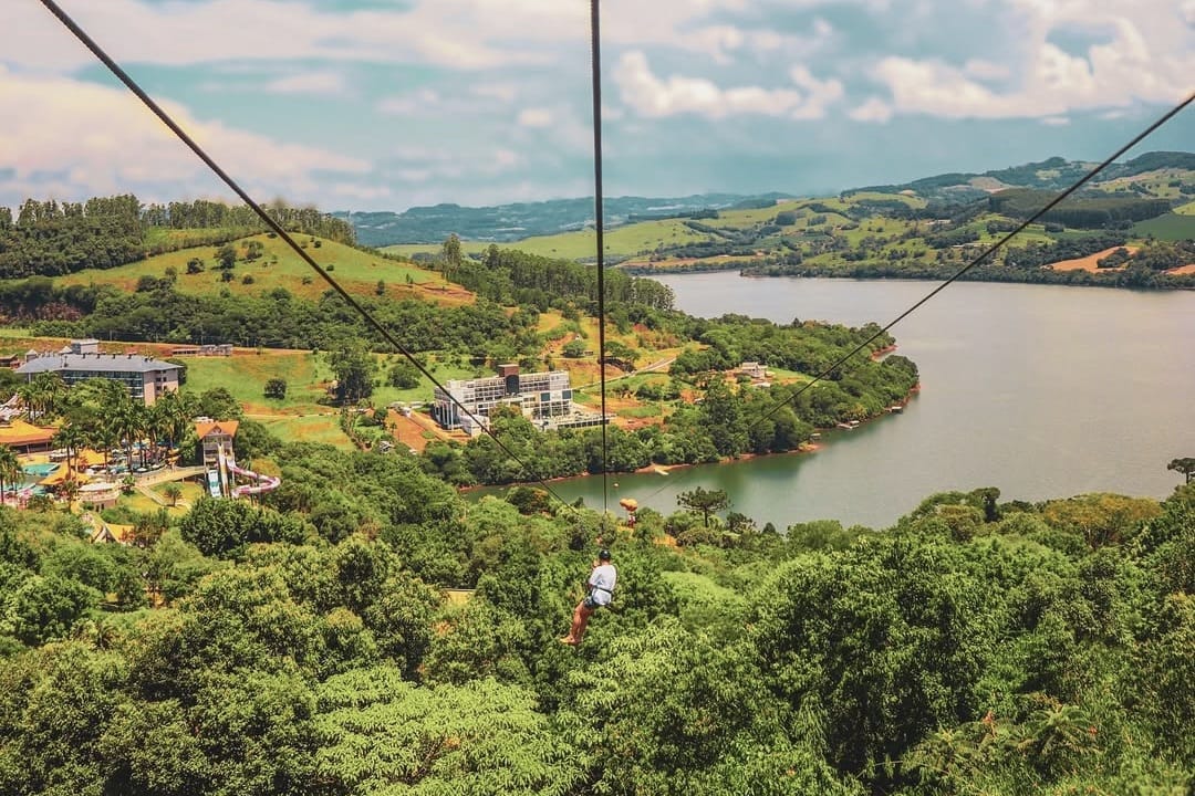 Destino em SC guarda a 4ª maior tirolesa do Brasil cercada por floresta; saiba onde fica