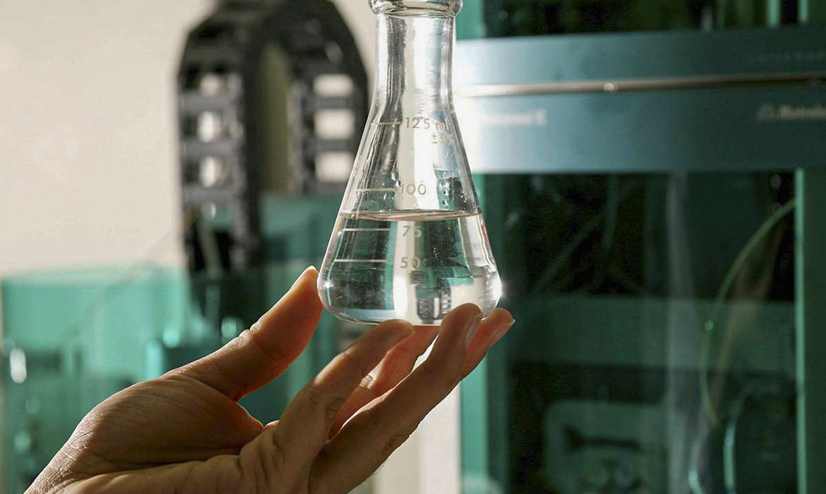 Bebida adulterada com metanol? Entenda os riscos da substância e como se proteger