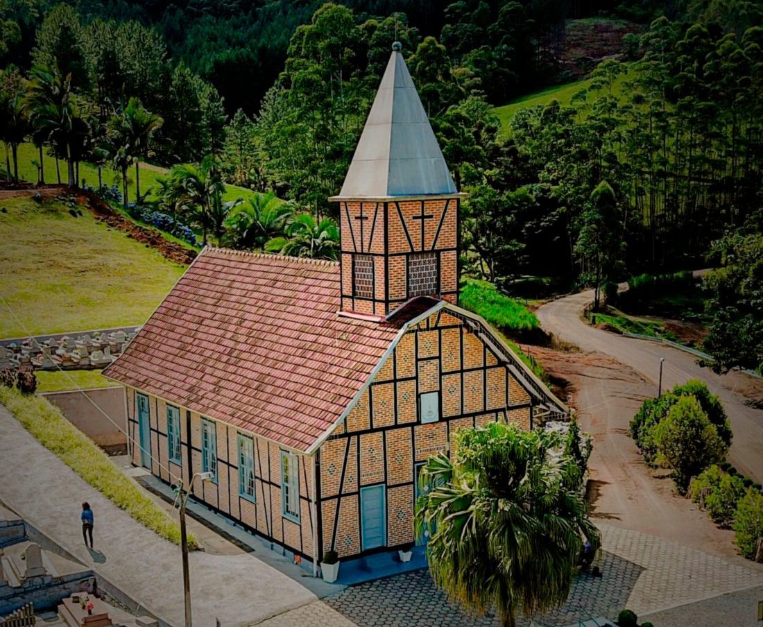 Igreja rara no estilo enxaimel atrai turistas em SC; veja fotos da construção centenária!