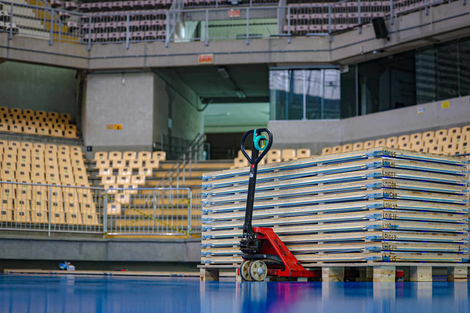 Novo piso flutuante começou a ser montado na Arena Jaraguá; veja detalhes!