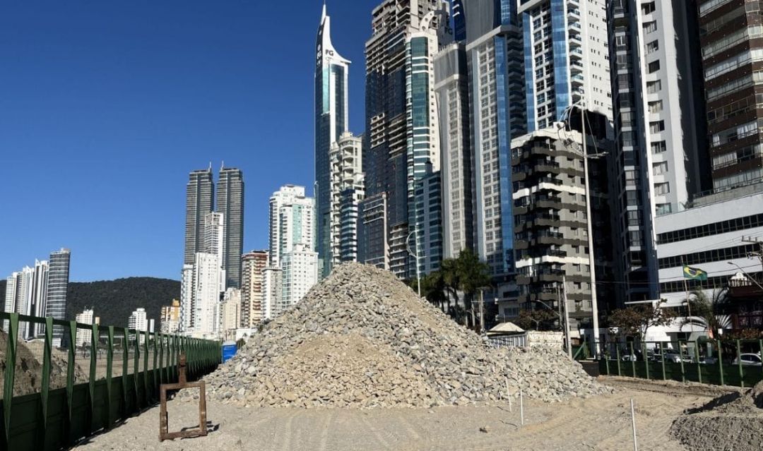 Muro subterrâneo vai proteger orla em Balneário Camboriú; entenda