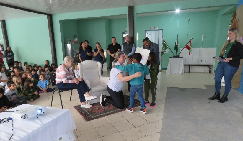 Professora de Schroeder é homenageada pelos 30 anos de dedicação ao serviço público