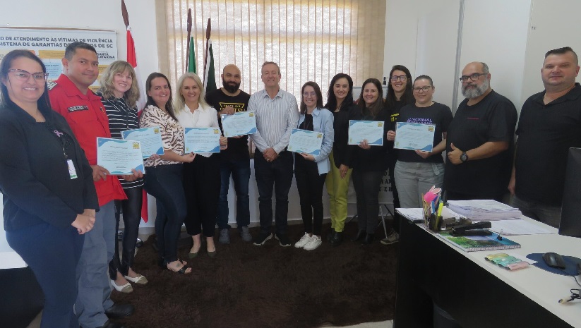 CMDCA realiza a entrega do certificado de inscrição para as Organizações