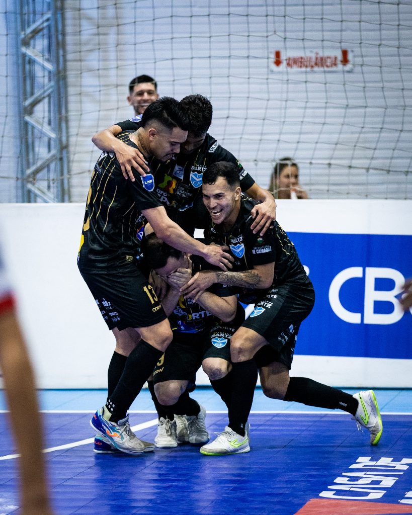 Campo Mourão empata com o Velez e pega o Pato nas oitavas da LNF