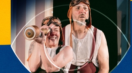 Dois viajantes do futuro chegam a Jaraguá com uma missão curiosa no teatro Sesc