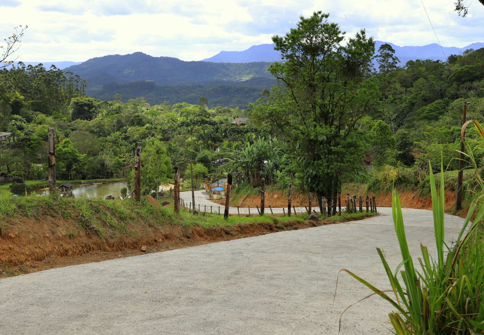 Acesso ao Morro dos Stinghen recebe pavimentação e deve retomar trabalho de educação ambiental