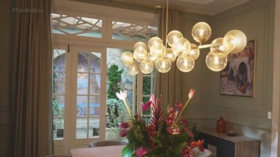 Lustre produzido em SC aparece na mansão de Odete Roitman, vilã da novela Vale Tudo